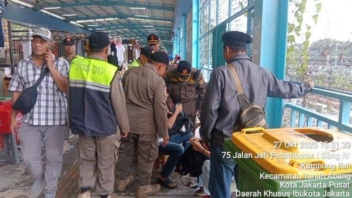 Petugas gabungan merazia sejumlah titik di Tanah Abang dan menangkap 10 orang penjual obat ilegal. Ribuan butir obat ilegal turut disita petugas. (dok Satpol PP DKI) Petugas gabungan merazia sejumlah titik di Tanah Abang dan menangkap 10 orang penjual obat ilegal. Ribuan butir obat ilegal turut disita petugas. (dok Satpol PP DKI)