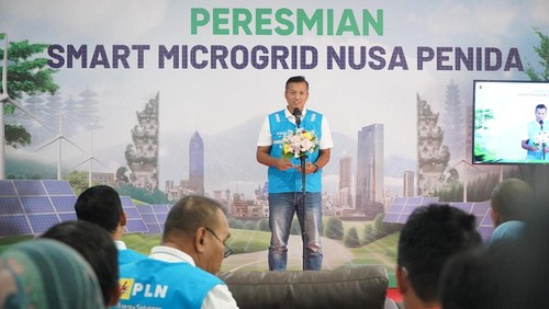 GM PT PLN (Persero) UID Bali, Eric Rossi Priyo Nugroho saat memberikan sambutan dalam peresmian Smart Microgrid Nusa Penida, Senin (27/10/2025).