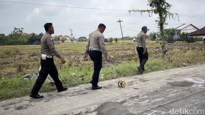 Polda Jateng gelar olah TKP di lokasi dugaan tabrak lari yang menewaskan pasutri bersama 2 anaknya di Plupuh, Sragen, Selasa (28/10/2025) Polda Jateng gelar olah TKP di lokasi dugaan tabrak lari yang menewaskan pasutri bersama 2 anaknya di Plupuh, Sragen, Selasa (28/10/2025)