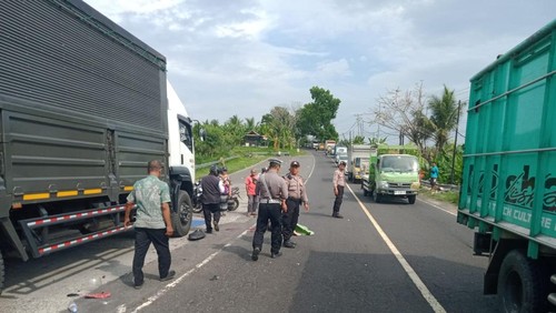 Polisi melakukan olah TKP kecelakaan PNS tewas akibat menabrak truk tronton terparkir di bahu Jalan Denpasar-Gilimanuk, tepatnya di Desa Yehembang Kauh, Kecamatan Mendoyo, Jembrana, Selasa (28/10/2025). (Dok. Polres Jembrana)