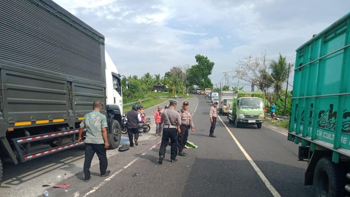 Polisi melakukan olah TKP kecelakaan PNS tewas akibat menabrak truk tronton terparkir di bahu Jalan Denpasar-Gilimanuk, tepatnya di Desa Yehembang Kauh, Kecamatan Mendoyo, Jembrana, Selasa (28/10/2025). (Dok. Polres Jembrana) Polisi melakukan olah TKP kecelakaan PNS tewas akibat menabrak truk tronton terparkir di bahu Jalan Denpasar-Gilimanuk, tepatnya di Desa Yehembang Kauh, Kecamatan Mendoyo, Jembrana, Selasa (28/10/2025). (Dok. Polres Jembrana)