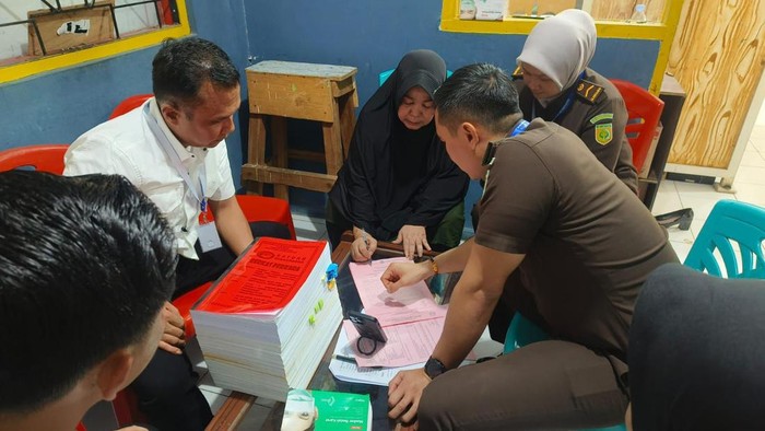 Polisi melimpahkan berkas perkara Mak Gadih. (Dok Polres Inhu) Polisi melimpahkan berkas perkara Mak Gadih. (Dok Polres Inhu)