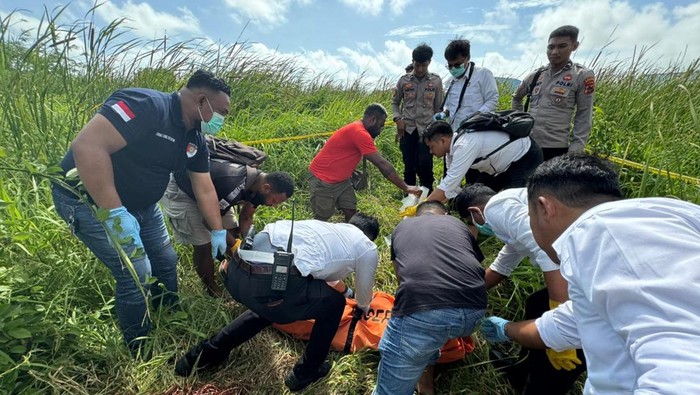 Polisi mengevakuasi mayat bocah perempuan diduga korban pemerkosaan di Merauke. Polisi mengevakuasi mayat bocah perempuan diduga korban pemerkosaan di Merauke.