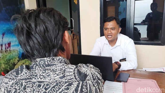 Polisi menginterogasi Panji (21), pemuda yang mencabuli nenek 85 tahun di Tasikmalaya