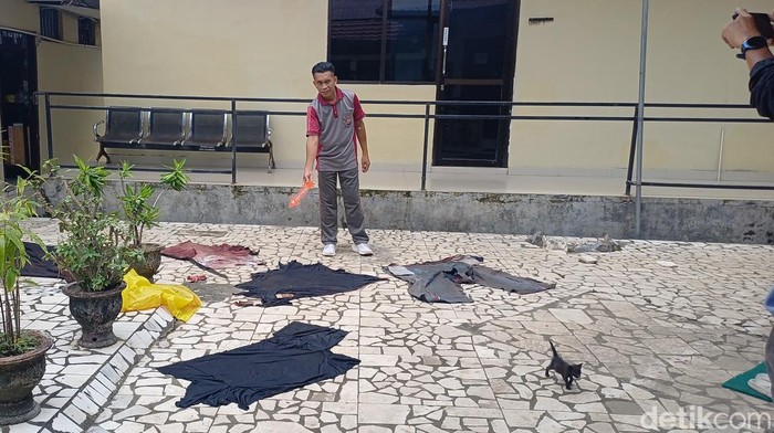 Polisi olah TKP duel maut 2 pria di Pangkep. Polisi olah TKP duel maut 2 pria di Pangkep.