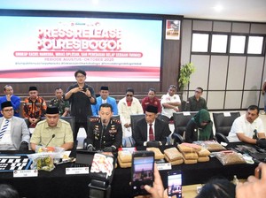 Polres Bogor Ringkus Pengedar Sabu di Gunung Putri, Senpi Ilegal Disita