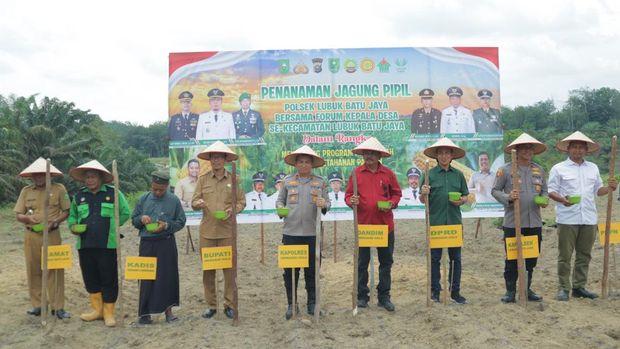 Polres Inhu tanam jagung di lahan seluas 10 hektare untuk mendukung swasembada pangan nasional.
