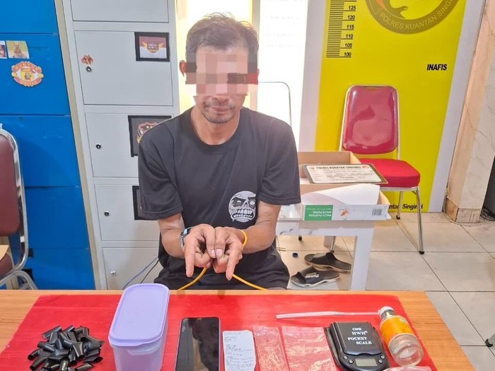 Polres Kuansing, Riau, menangkap pengedar dan menyita 19 paket sabu.