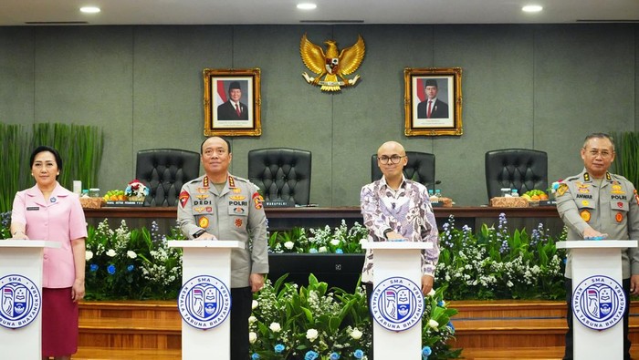 Polri bersama Yayasan Kemala Bhayangkari (YKB) dan Yayasan Pendidikan Kader Bangsa Indonesia (YPKBI) mensosialisasikan Seleksi Penerimaan Murid Baru (SPMB) SMA Kemala Taruna Bhayangkara (dok istimewa) Polri bersama Yayasan Kemala Bhayangkari (YKB) dan Yayasan Pendidikan Kader Bangsa Indonesia (YPKBI) mensosialisasikan Seleksi Penerimaan Murid Baru (SPMB) SMA Kemala Taruna Bhayangkara (dok istimewa)