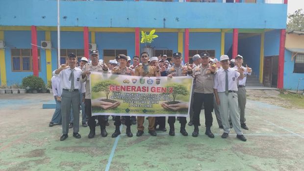 Polsek Dumai Timur turun ke sekolah mengedukasi siswa SMK tentang kepedulian terhadap lingkungan lewat aksi penanaman pohon. Polsek Dumai Timur turun ke sekolah mengedukasi siswa SMK tentang kepedulian terhadap lingkungan lewat aksi penanaman pohon, Senin (27/10/2025).