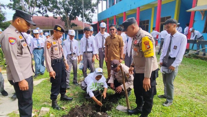 Polsek Dumai Timur turun ke sekolah mengedukasi siswa SMK tentang kepedulian terhadap lingkungan lewat aksi penanaman pohon. Polsek Dumai Timur turun ke sekolah mengedukasi siswa SMK tentang kepedulian terhadap lingkungan lewat aksi penanaman pohon, Senin (27/10/2025).