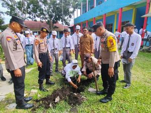 Green Policing di Sekolah, Polres Dumai Edukasi Gen Z Lewat Aksi Tanam Pohon
