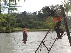 Potret Warga Bertaruh Nyawa Seberangi Sungai Lewat Jembatan Tali