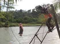 Potret Warga Bertaruh Nyawa Seberangi Sungai Lewat Jembatan Tali