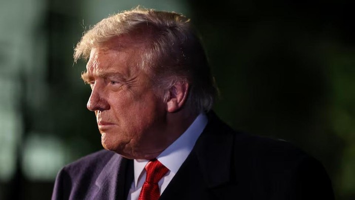 Presiden AS Donald Trump U.S. President Donald Trump speaks to members of the media as he departs for Asia from the South Lawn of the White House in Washington, D.C., U.S., October 24, 2025. REUTERS/Kylie Cooper Purchase Licensing Rights