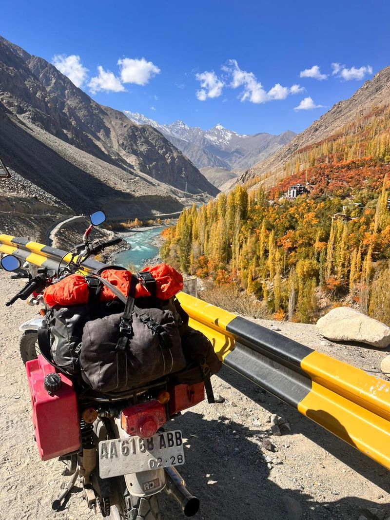 Priyo Handoko (40) dan motor CB miliknya saat berada di jalur tertinggi dunia di Khardung La, India. Priyo Handoko (40) dan motor CB miliknya saat berada di jalur tertinggi dunia di Khardung La, India.