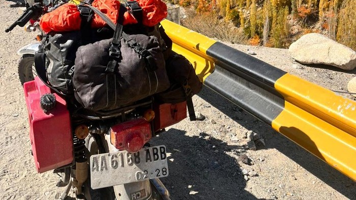 Priyo Handoko (40) dan motor CB miliknya saat berada di jalur tertinggi dunia di Khardung La, India. Priyo Handoko (40) dan motor CB miliknya saat berada di jalur tertinggi dunia di Khardung La, India.