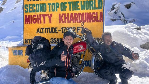 Priyo Handoko (40) dan motor CB miliknya saat berada di jalur tertinggi dunia di Khardung La, India. Priyo Handoko (40) dan motor CB miliknya saat berada di jalur tertinggi dunia di Khardung La, India.
