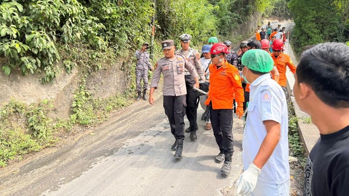 Proses evakuasi Makel Nyoman Artika yang mengalami laka tunggal akibat rem blong, Selasa (28/10/2025). (Polsek Nusa Penida)