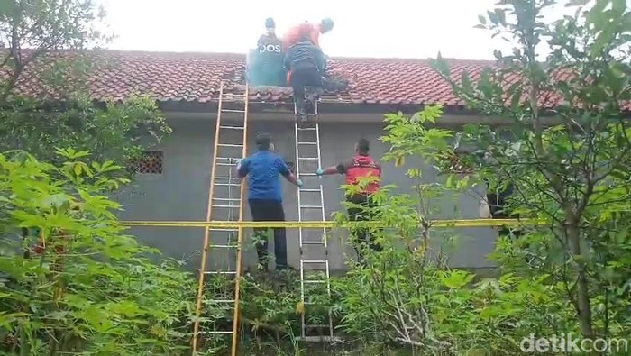 Proses evakuasi mayat dalam toren di Tasikmalaya