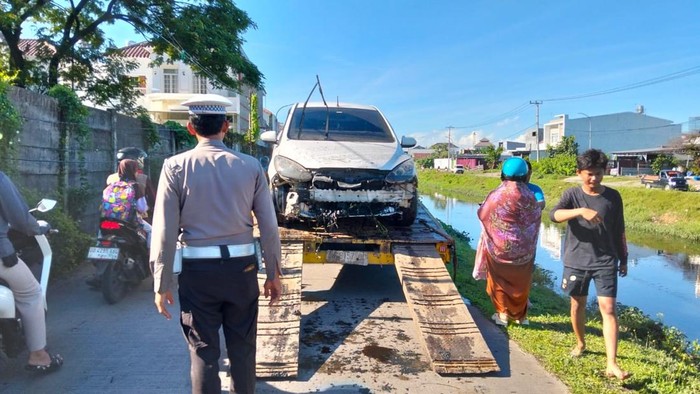 Proses evakuasi mobil terjun ke kanal di Gowa. Proses evakuasi mobil terjun ke kanal di Gowa.