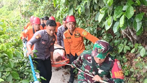 Proses evakuasi WN AS, Annette Watson, yang jatuh di Pantai Atuh, Desa Pejukutan, Kecamatan Nusa Penida, Klungkung, Selasa (28/10/2025). (Dok. SAR Nusa Penida)