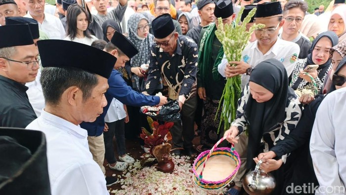 Prosesi pemakaman istri Bupati Purwakarta, Dini Yuliani Prosesi pemakaman istri Bupati Purwakarta, Dini Yuliani