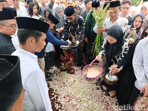 Istri Bupati Purwakarta Meninggal, Ratusan Orang Iringi ke Pemakaman