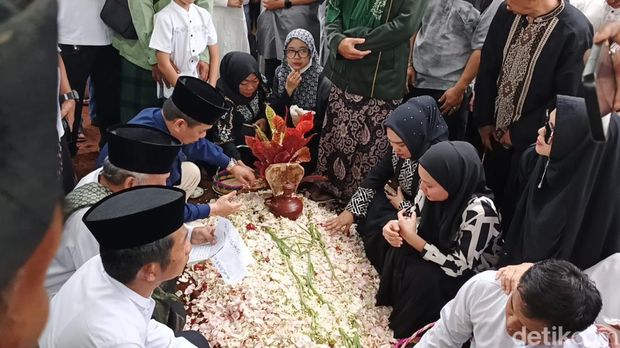 Prosesi pemakaman istri Bupati Purwakarta, Dini Yuliani Prosesi pemakaman istri Bupati Purwakarta, Dini Yuliani