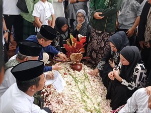 Doa Dedi Mulyadi untuk Istri Bupati Purwakarta yang Berpulang