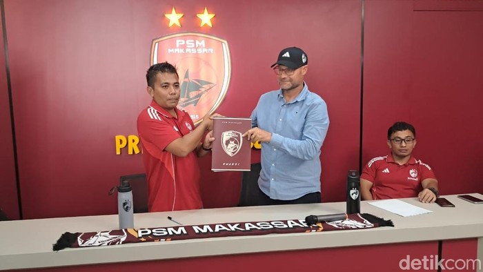 PSM Makassar Manajemen PSM Makassar mengontrak Tomas Trucha dengan durasi pendek. Pelatih asal Republik Ceko itu hanya dikontrak hingga akhir musim kompetisi Super League 2025/2026.
