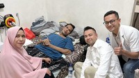 Raffi Ahmad sebelumnya memberikan dukungan kepada Fahmi Bo saat menjenguk di kontrakan. Bang Fahmi Bo harus tetap semangat. Yakin dan percaya, InsyaAllah pasti sembuh. Kan mau lihat anak dan cucu tumbuh bareng-bareng lagi. Nanti kalau udah pulih bisa kerja lagi, atau buka usaha warung seperti rencana kemarin. Banyak yang sayang dan doain, semoga Allah SWT kasih keajaiban terbaik. Aamiin Ya Rabbal Alamiin, tulis Raffi Ahmad dalam Instagram. Foto: dok instagram Raffi Ahmad