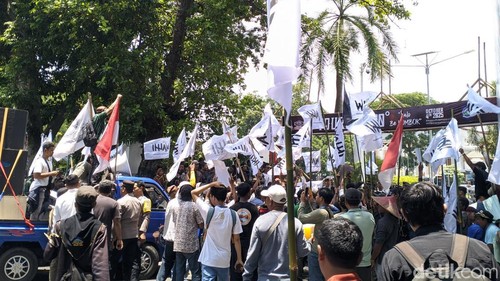 Ratusan warga yang tergabung dalam Aliansi Gerakan Rakyat Peduli (Garap) menggeruduk kantor Gubernur NT, Selasa (28/10/2025). (Foto: Ahmad Viqi/detikBali)