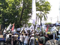 Demo Kantor Gubernur NTB, Warga Tuntut Air Bersih-Moratorium Izin Tambang