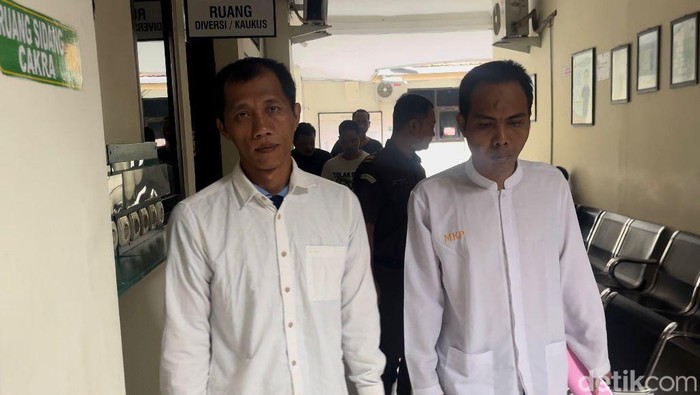 Rois dan Hariyadi usai sidang tuntutan di PN Mojokerto Rois dan Hariyadi usai sidang tuntutan di PN Mojokerto