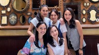 Di tengah kesibukannya, Sandra Dewi tak jarang menyempatkan untuk bertemu dengan teman-teman. Restoran bergaya antik menjadi destinasi untuk reuni sambil makan-makan enak. Foto: Instagram/sandradewi88