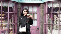 Menyukai traveling, Sandra Dewi pernah mengujungi Potter Land yang terinspirasi dari film Harry Potter. Di sana ia menikmati butterbeer yang menyegarkan. Foto: Instagram/sandradewi88