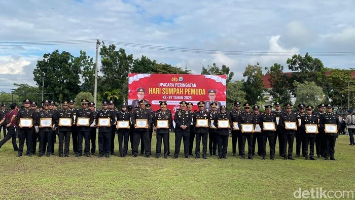 Satgas Pangan Ditreskrimsus Polda Kalsel saat menerima piagam penghargaan dari Gubernur Kalsel. Satgas Pangan Ditreskrimsus Polda Kalsel saat menerima piagam penghargaan dari Gubernur Kalsel.