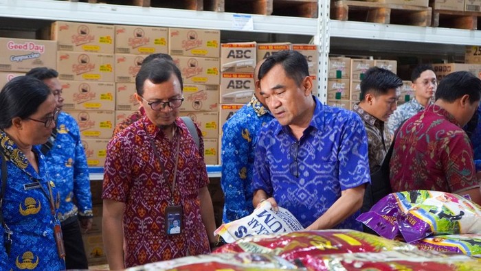 Satgas Pengendalian Harga Beras Bali melakukan sidak ke distributor sembako dan kebutuhan pokok, CV Crystal, di Jalan Mahendradata, Denpasar, Selasa (28/10/2025). (Dok. Polda Bali)