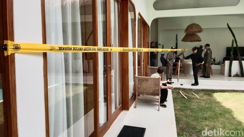 Satpol PP Badung menyegel vila yang melanggar sempadan sungai di Canggu, Kuta Utara, Selasa siang, (28/10/2025). (Agus Eka)