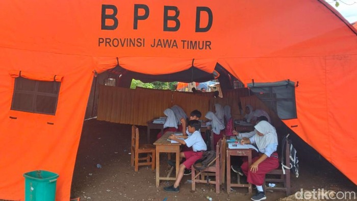 SD di Pamekasan disegel ahli waris SD di Pamekasan disegel ahli waris