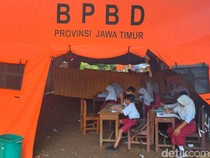Siswa SD Pamekasan Belajar di Tenda gegara Sekolah Disegel Ahli Waris