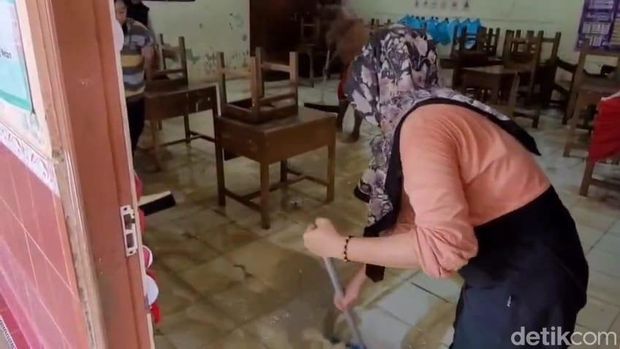Sekolah kebanjiran Sekolah Dasar Ketitang Wetan Kecamatan Batangan diliburkan karena terdampak banjir, Selasa (28/10/2025).