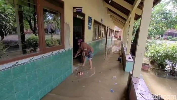Sekolah kebanjiran Sekolah Dasar Ketitang Wetan Kecamatan Batangan diliburkan karena terdampak banjir, Selasa (28/10/2025).