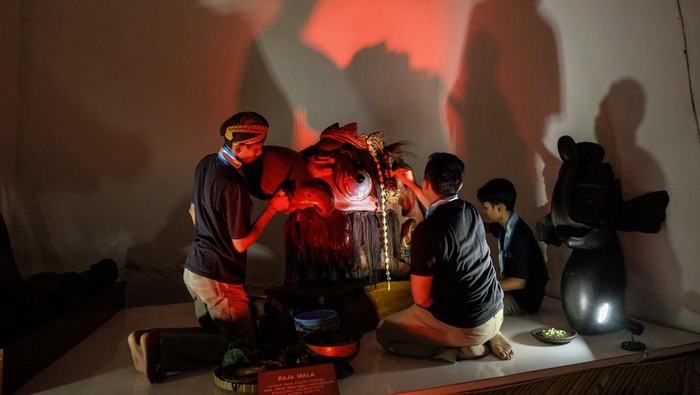 Pengunjung mengamati instalasi Rajamala berbahan limbah otomotif pada pameran Rajamala untuk merayakan 135 tahun Museum Radya Pustaka di Solo, Jawa Tengah, Selasa (28/10/2025). Pameran tersebut juga sebagai wadah ekspresi pelaku seni rupa dan penguatan industri kreatif Kota Solo guna mendongkrak potensi pariwisata daerah. ANTARA FOTO/Maulana Surya/tom.