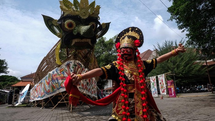 Pengunjung mengamati instalasi Rajamala berbahan limbah otomotif pada pameran Rajamala untuk merayakan 135 tahun Museum Radya Pustaka di Solo, Jawa Tengah, Selasa (28/10/2025). Pameran tersebut juga sebagai wadah ekspresi pelaku seni rupa dan penguatan industri kreatif Kota Solo guna mendongkrak potensi pariwisata daerah. ANTARA FOTO/Maulana Surya/tom.