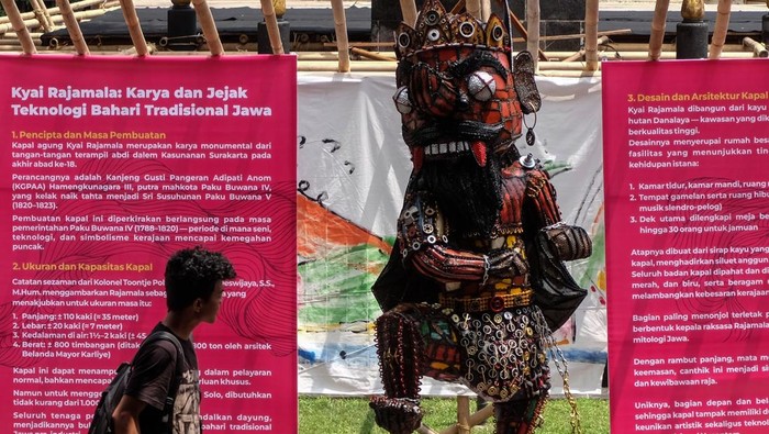 Pengunjung mengamati instalasi Rajamala berbahan limbah otomotif pada pameran Rajamala untuk merayakan 135 tahun Museum Radya Pustaka di Solo, Jawa Tengah, Selasa (28/10/2025). Pameran tersebut juga sebagai wadah ekspresi pelaku seni rupa dan penguatan industri kreatif Kota Solo guna mendongkrak potensi pariwisata daerah. ANTARA FOTO/Maulana Surya/tom.