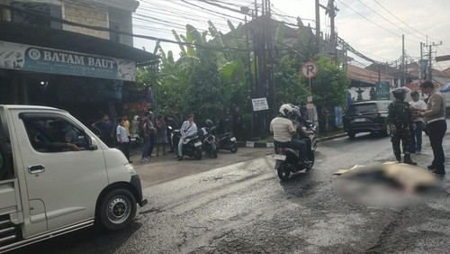 Seorang pengendara sepeda motor tewas setelah terlindas truk di Jalan Bypass Soekarno, Tabanan, Bali, pada Senin (27/10/2025) sore. (Foto: Istimewa)