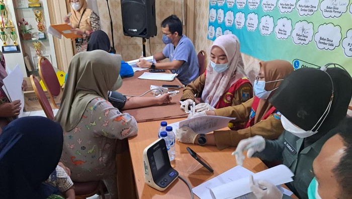 Seratusan warga sekitar Kawasan Industri Modern Cikande, Kabupaten Serang, memeriksakan kesehatannya di dua puskesmas.(dok istimewa) Seratusan warga sekitar Kawasan Industri Modern Cikande, Kabupaten Serang, memeriksakan kesehatannya di dua puskesmas.(dok istimewa)