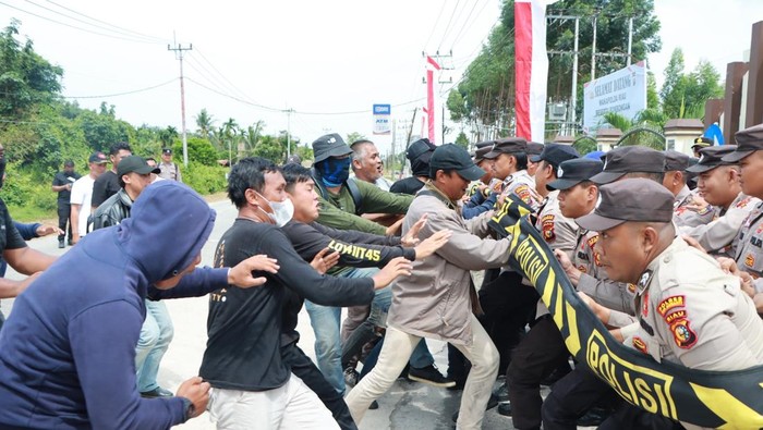 Simulasi pengamanan markas komando dan unjuk rasa di Polres Kepulauan Meranti. Simulasi pengamanan markas komando dan unjuk rasa di Polres Kepulauan Meranti, Senin (27/10/2025).